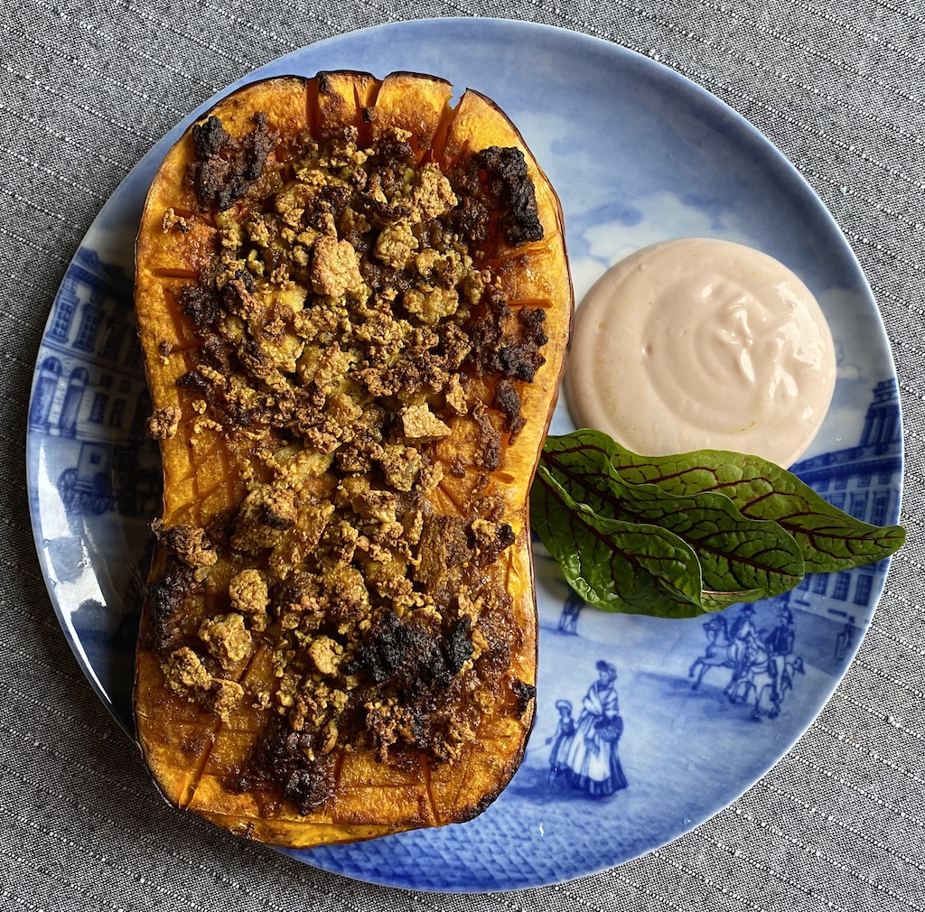 Butternut-Kürbis-Gericht mit Dip und Tofubrösel