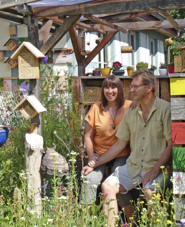 Die Wildbienen-Experten und Gastgeber des Hortus Apis Fera Britta und Klaus Faaß pflegen seit Jahren das Wildbienenheim in Feldrennach.
