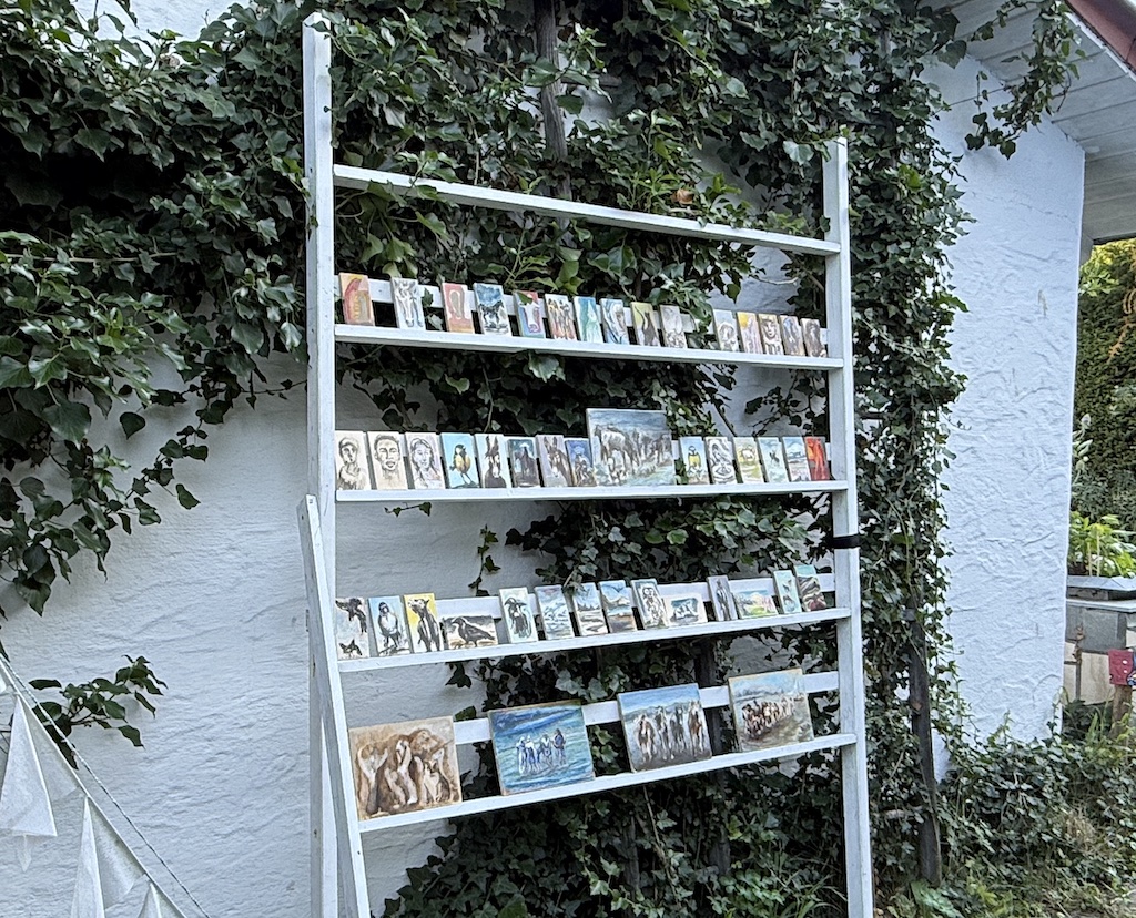 Dirk Schiebel Zefferer präsentierte am Gartenhaus neue Tierbilder und Porträts auf kleinformatigen Holzbildern.