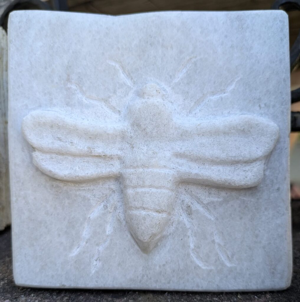 Giorgio Montelupo erarbeitete auch eine Biene aus Marmorstein.