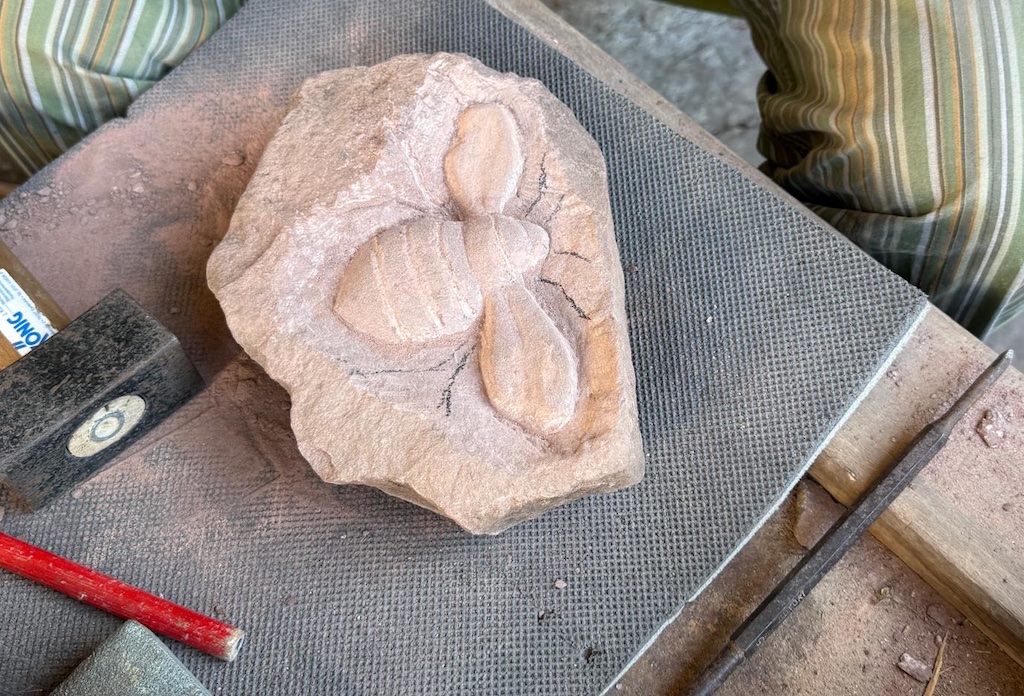 Giorgio Montelupo arbeitet an einer Biene aus Sandstein bei Kunst im Garten 2026