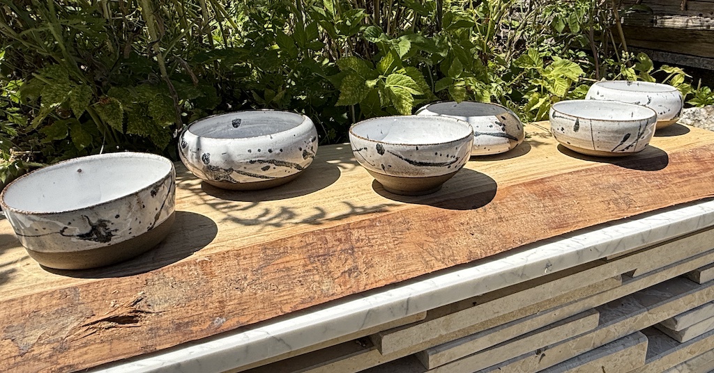 Keramikarbeiten von Laura Peterlik bei Kunst im Garten Feldrennach