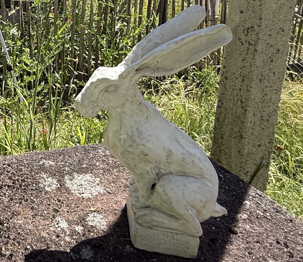Ein Hase mit langen Ohren von Laura Peterlik bei Kunst im Garten Feldrennach.