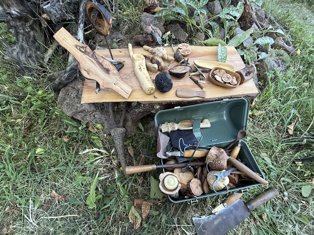 Levin Hautsch macht aus Fundholz und Treibholz einzigartige Kunstwerke.