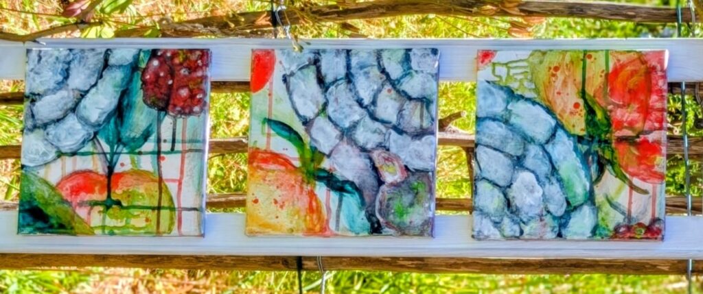 Kunstwerke von Martina Munz zwischen Staudenbeeten im Wildbienenheim.