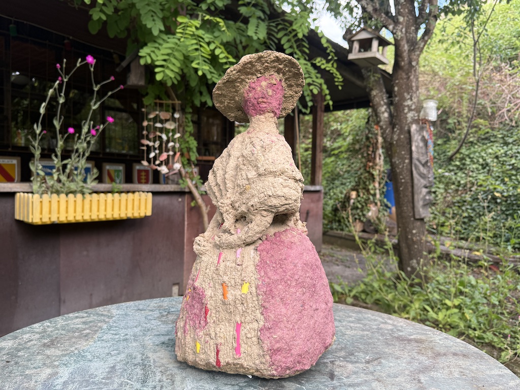 Getrockneter Rohling einer Objektkunst-Figur aus Papierbrei vor der Bemalung
