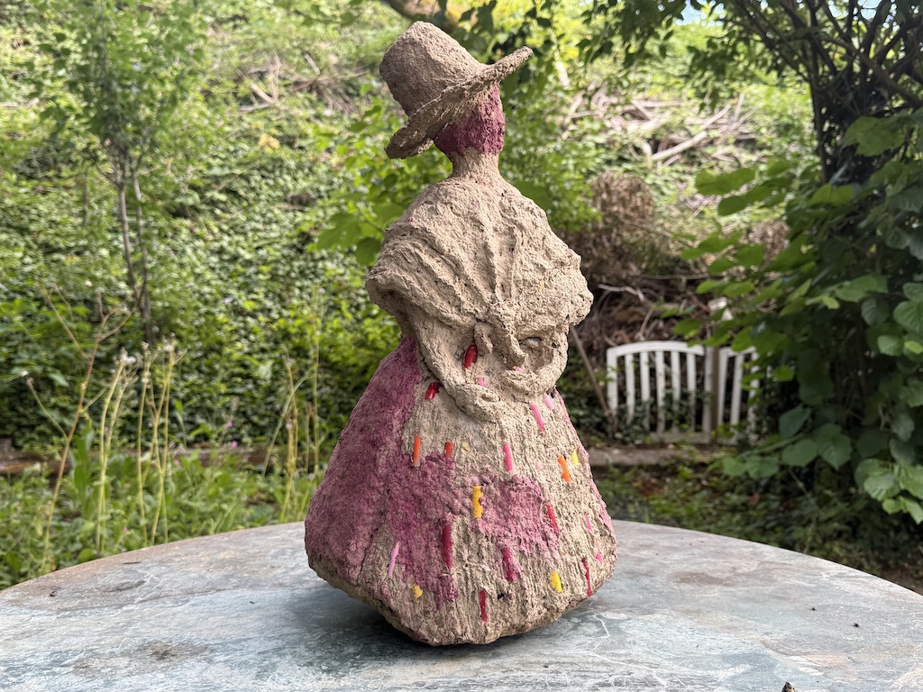 Olympe-de-Gouges-Figur aus Pulpe, Karton und Pastellkreiden von Martina Munz