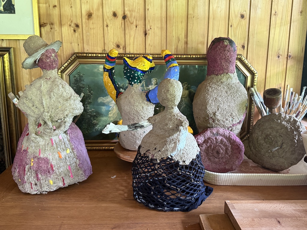 Gefärbte Pulpe in Pink als Materialexperiment für Objektkunst aus Karton