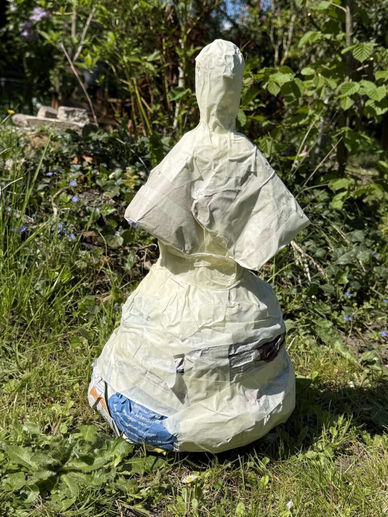 Grundform einer Figur aus Zeitungspapier und Kreppband vor dem Auftrag von Pulpe