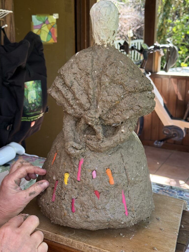Schicht für Schicht wächst die Oberfläche der Figur mit Kartonbrei.