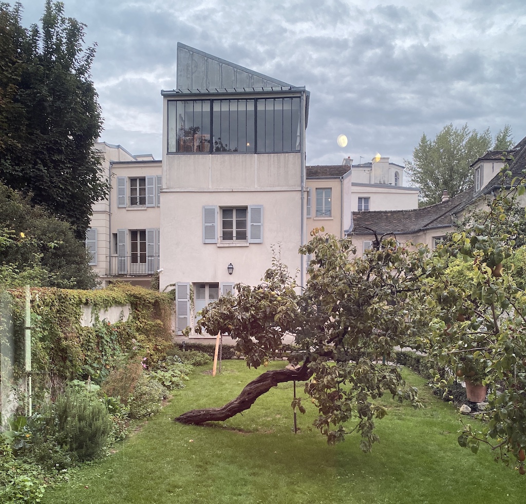 Das berühmte Ateliergebäude von Suzanne Valadon befindet sich im Musée de Montmartre in der Rue Cortot 12 in Paris.