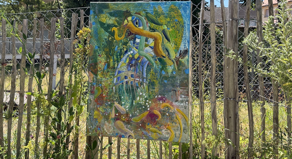Mein Bild "Der Ara kommt aus dem Meer" war eine ideale Ergänzung im Garten. Das Blau fügte sich in das Grün.