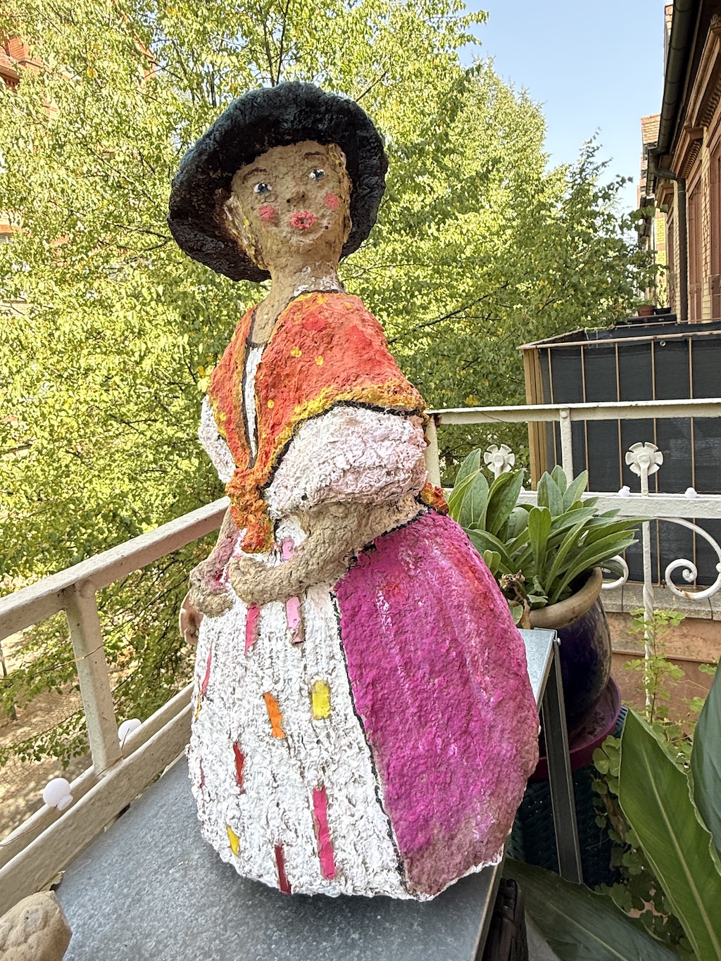 Ich kreierte meine eigene Olympe-de-Gouges-Pulp-Art-Figur aus grobem Pulpebrei und Pastellkreiden.